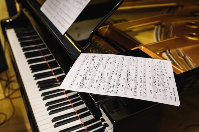 You are currently viewing Einfache Popsongs für Klavier – 11 legale Websites mit gratis Noten