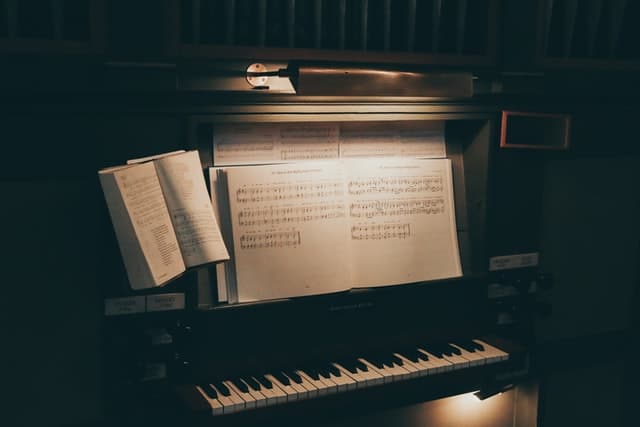 You are currently viewing Kann man Klavier mit einem Buch selber lernen? 5 wichtige Tipps